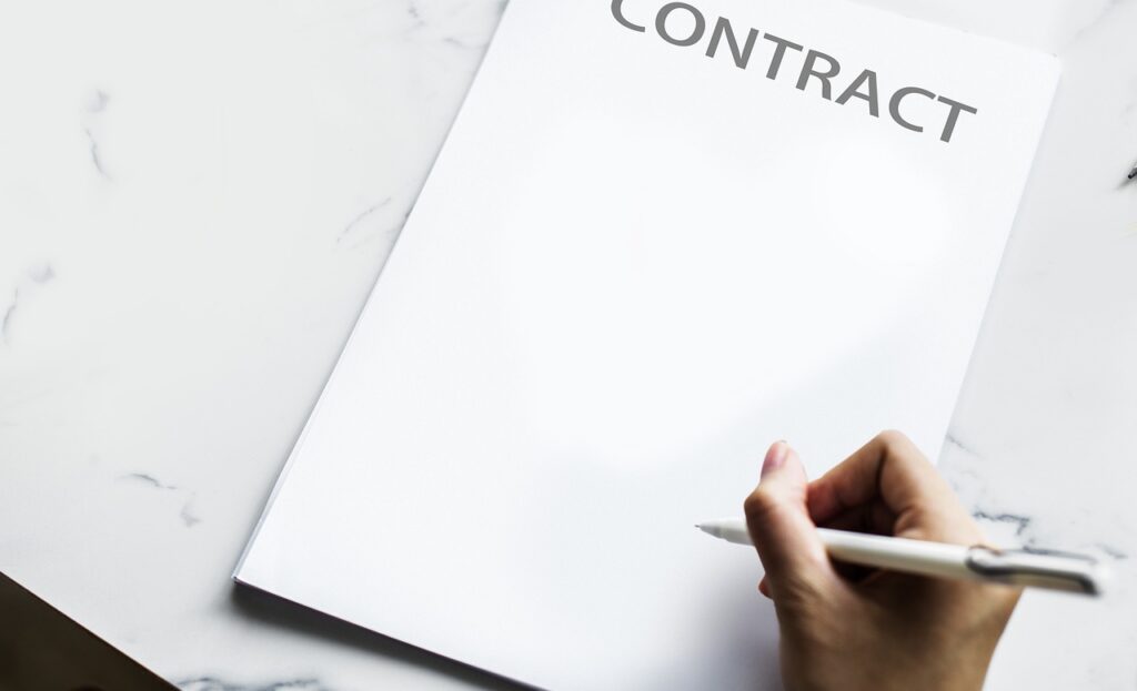 afb. contract dat getekend wordt
